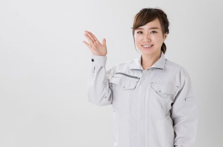 紹介する女性作業員
